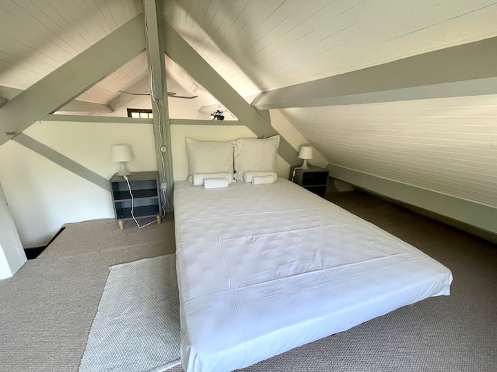 Საძინებელი 3: ორადგილიანი 1 სართულზე.
Კონდიციონერი. 
აუზის ხედი.