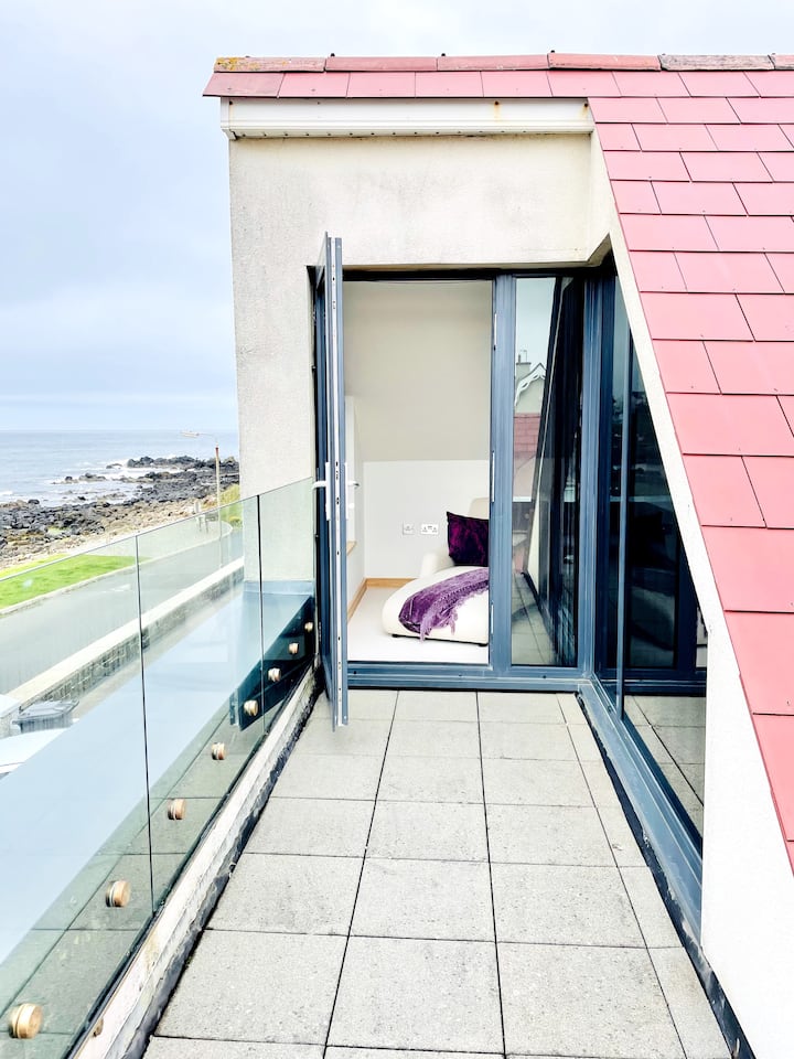 Glavna terasa na 1. katu spavaće sobe s prelijepim pogledom na Portstewart Strand i Donegal National Trust