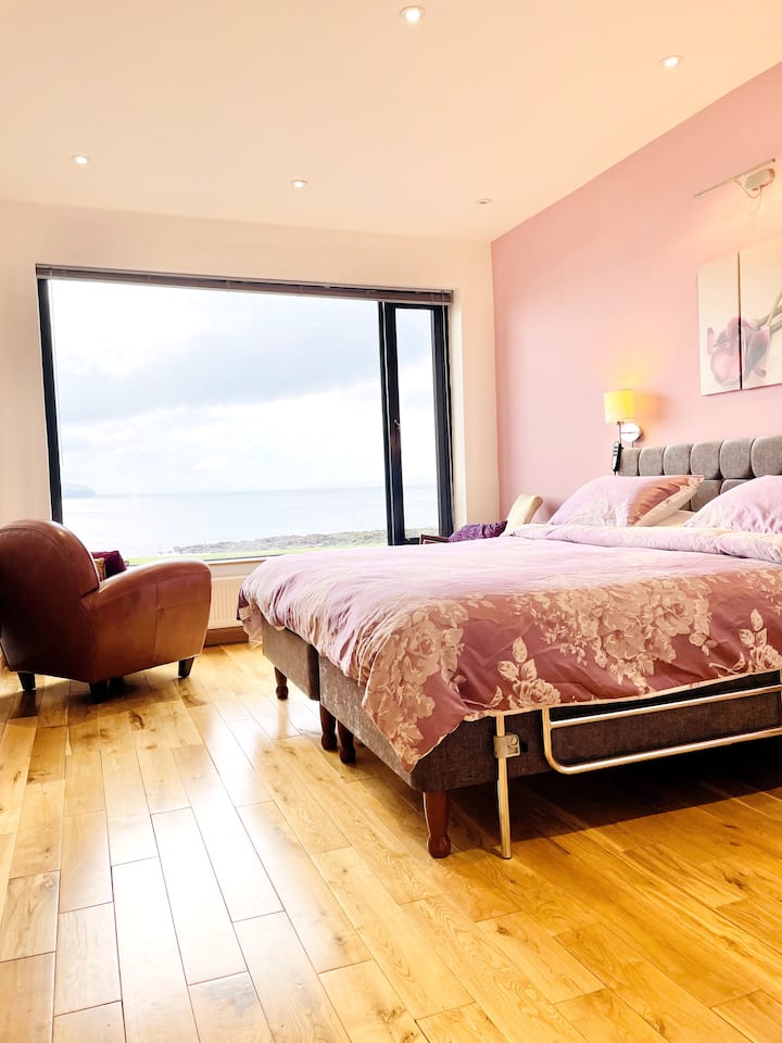 Ground floor Master Kingsize Ensuite. Opremljen je poplunom Super King, ali ima dva pojedinačna električno podesiva kreveta s jednom plahtom.

Ravan pristup, široka vrata. Nema stepenica od vanjskog do dnevnog boravka do spavaće sobe ili do kupaonice.