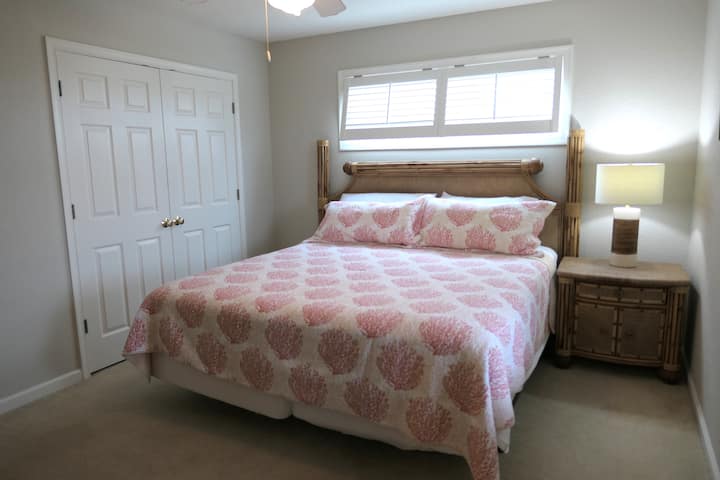 חדר שינה קינג בגודל בינוני עם חדר רחצה פרטי