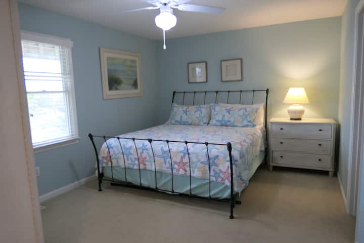 חדר שינה קינג בגודל בינוני עם חדר רחצה פרטי