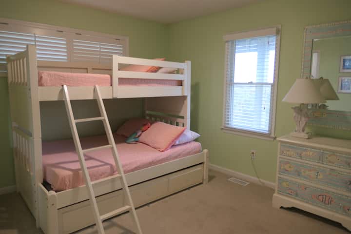 חדר שינה זוגי עם מיטת קומתיים