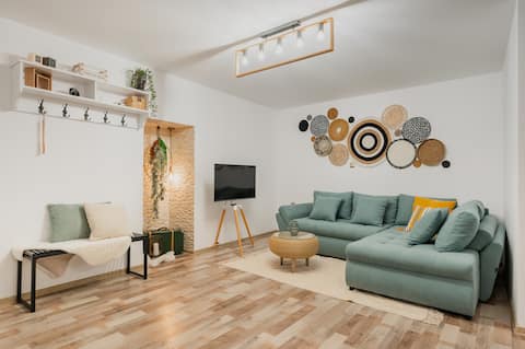 Top performing Airbnb: CoZee Studio - In the heart of Brasovului in Brașov