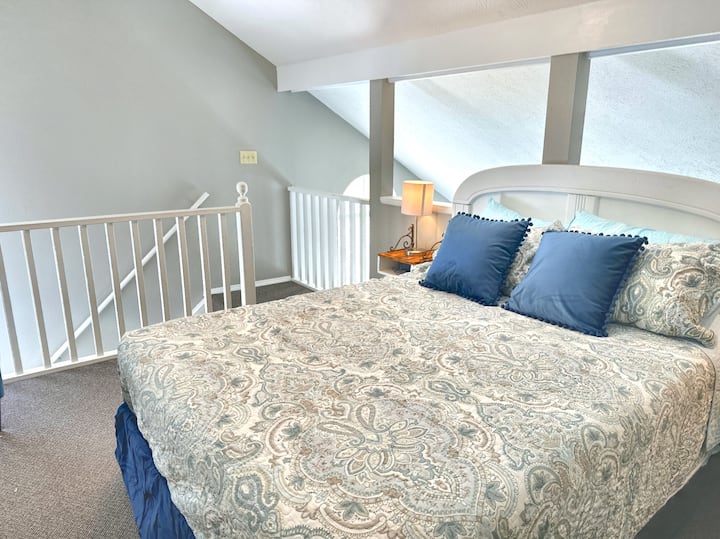 Enjoy a bright and fresh space in the loft! 