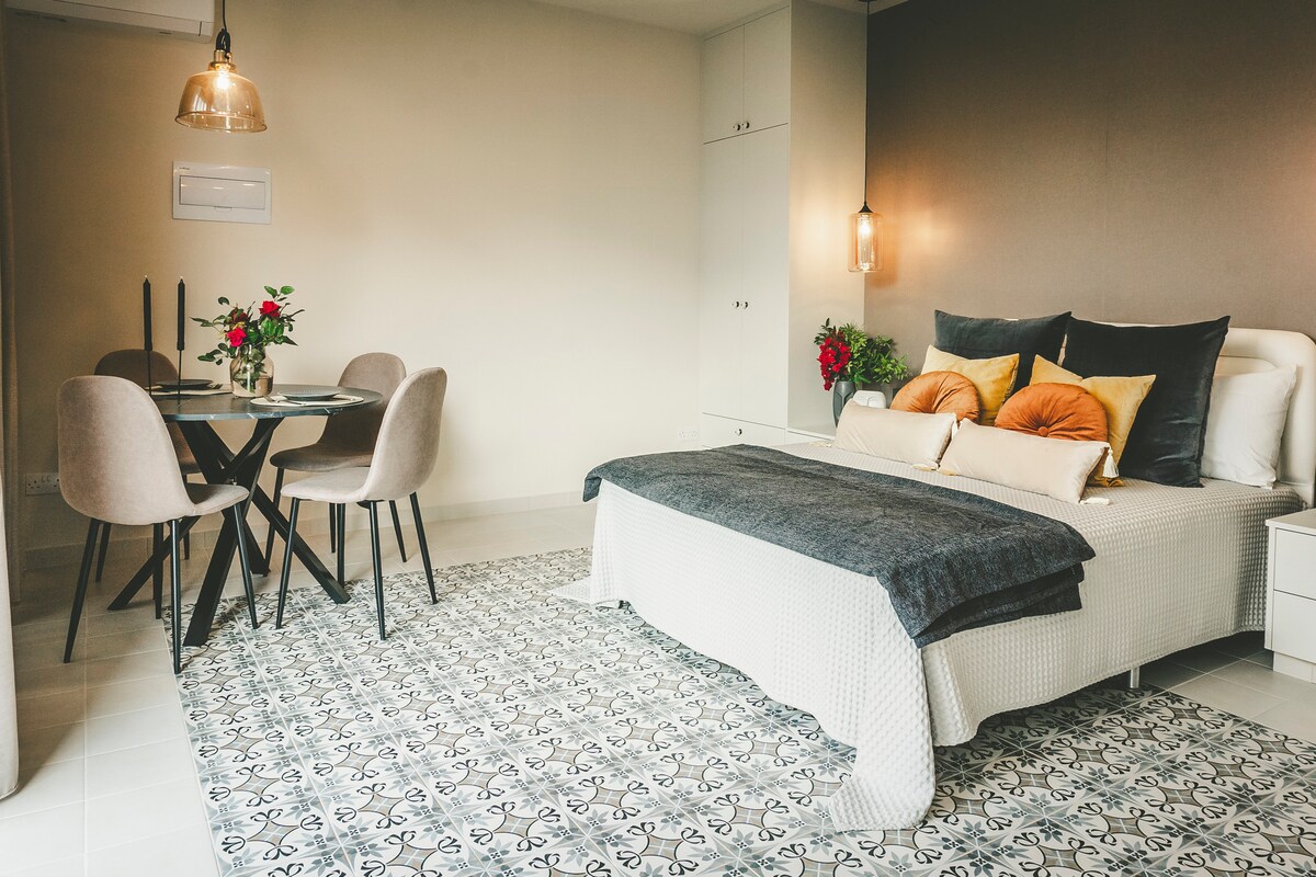 Udobna soba s izvanrednim uređenjem interijera, pažljivo uređena kako bi vam pružila sve što vam može zatrebati. Uživajte u zadivljujućem pogledu na vrt, što pridonosi šarmu prostorije!