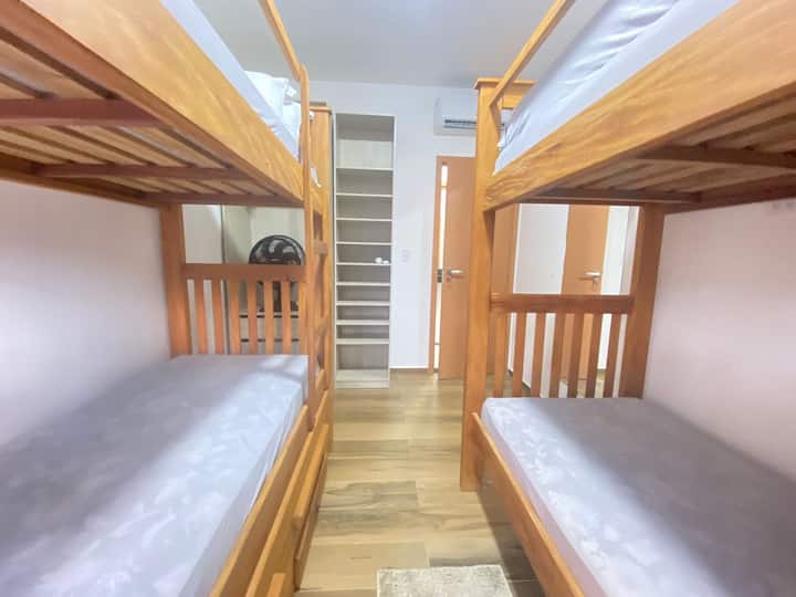 Chumba cha pili, kilicho na kiyoyozi, muhimu kuleta matandiko na kuoga. kinalala 05 katika bweni hili. 