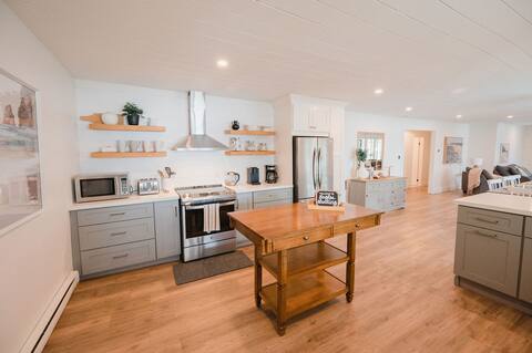 Beautiful 5bedroom waterfront cottage with Hot Tub