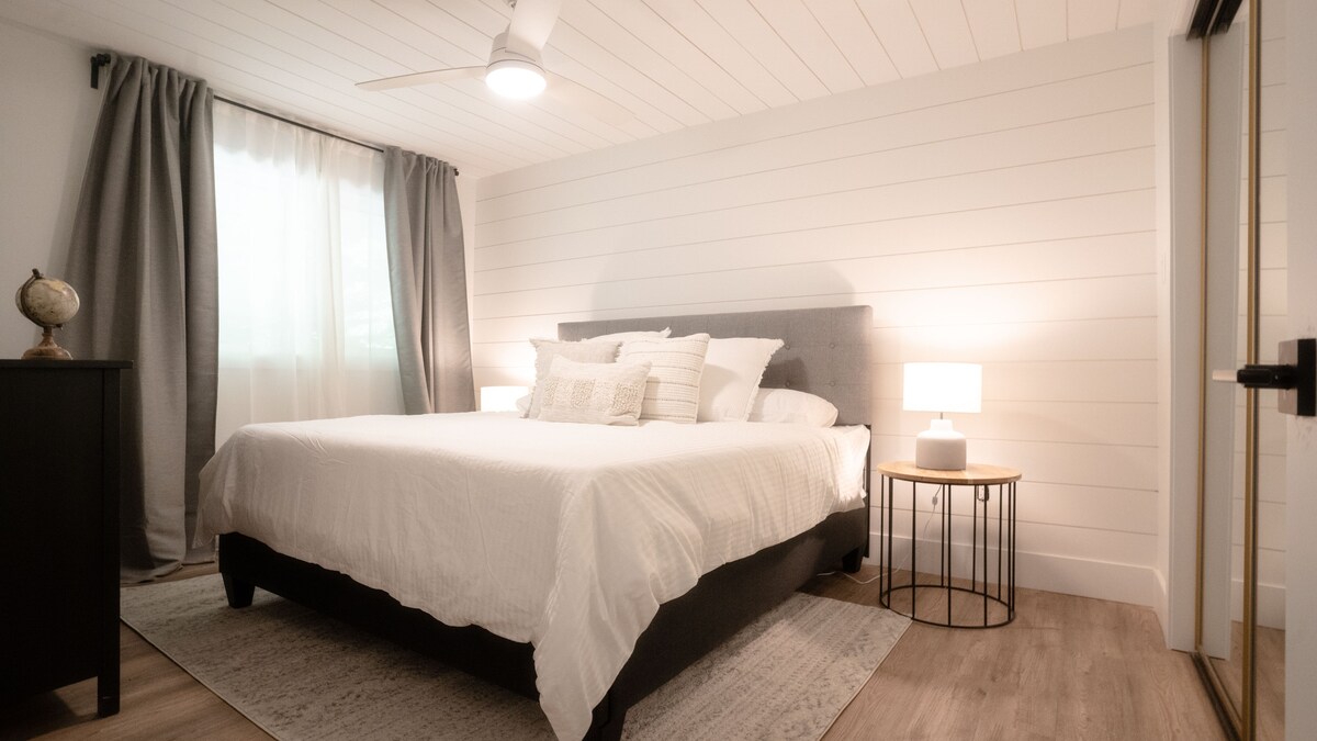 Hlavná spálňa sa môže pochváliť zasnenou manželskou posteľou King, veľkou skriňou, komorou, stropným ventilátorom a vlastným prístupom do kúpeľne.