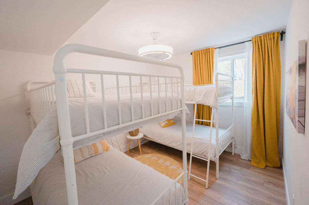 Ideálne pre deti (alebo pre mladých v srdci) s dvoma poschodovými posteľami, stropným ventilátorom a veľkým oknom na osvetlenie.