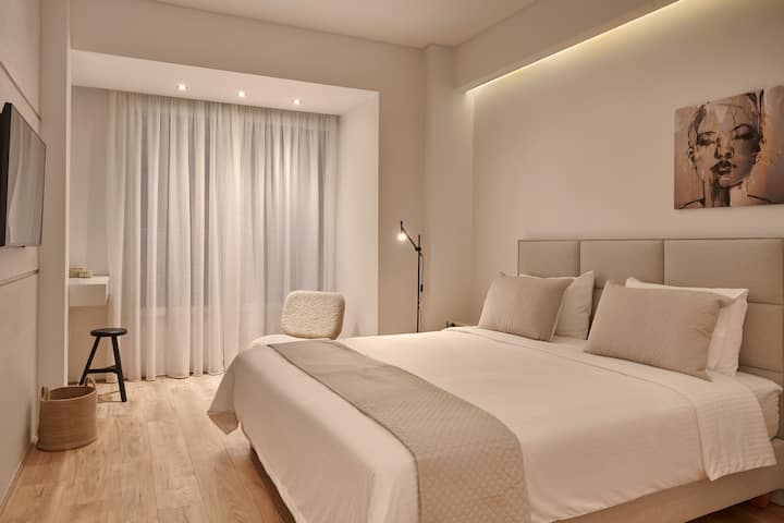 غرفة النوم الثانية بسرير بمقاس كبير وتلفزيون ذكي 