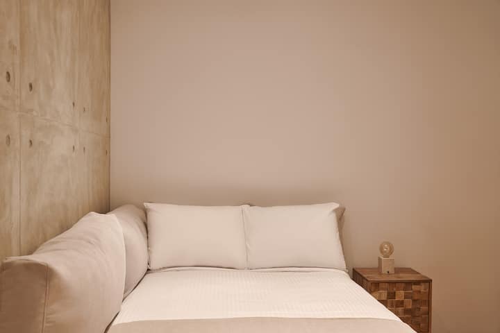 غرفة النوم الأولى، بسرير فردي مريح 1.20 × 2.00