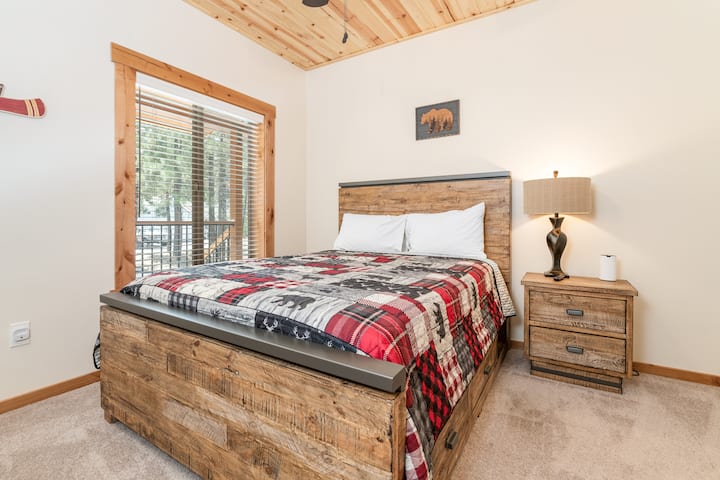 Bedroom 4: queen bed