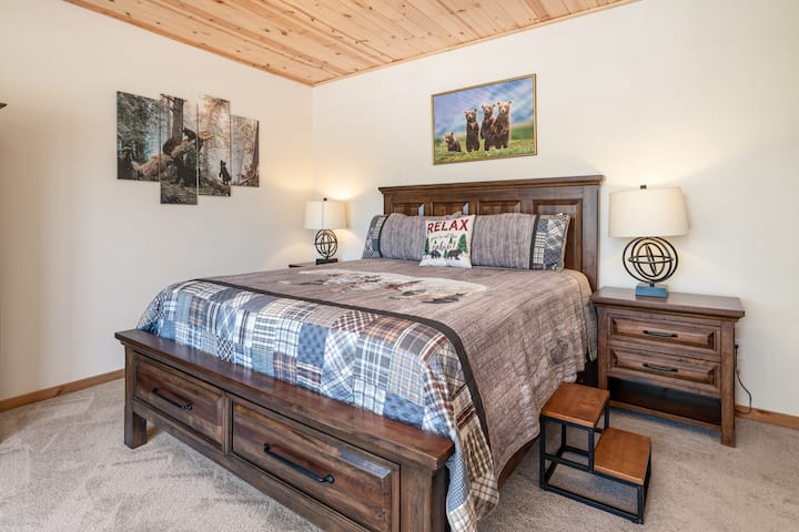 Master bedroom w/ king bed