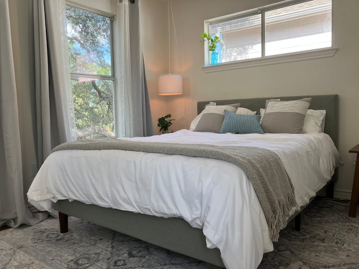 La Cabane dans les arbres offre une vue sur le chêne et la ceinture de verdure historique du deuxième étage.  