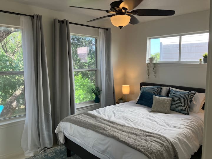 La salle de retraite du premier étage est un espace apaisant rempli de bleus apaisants et d'éléments naturels.  