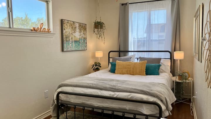 La Sunshine Room est baignée de lumière des fenêtres sur deux murs. Bureau facultatif ! 