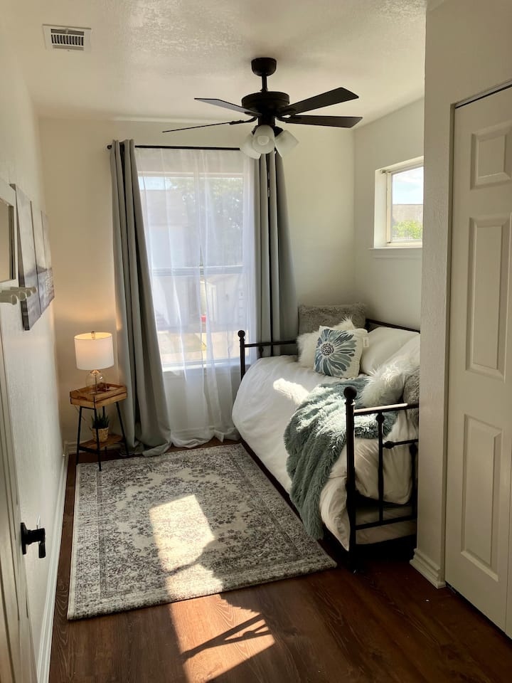 La chambre Nest apaisante et adorable dispose d'un lit jumeau avec lit gigogne et est inondée de lumière.  Bureau facultatif !