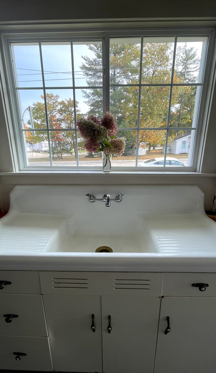 Cozy 2-bedroom Home With Front Porch. - Rogers City, MI
