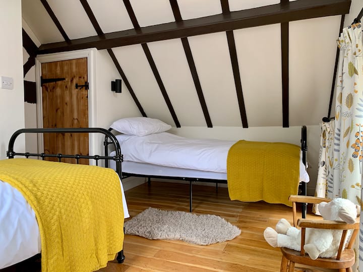 2nd bedroom - 2 single beds.