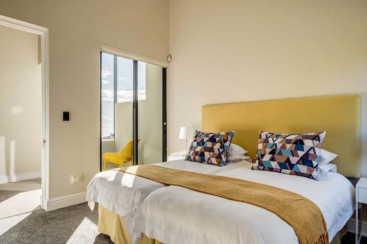 ดื่มเครื่องดื่มท่ามกลางแสงแดดและวิวทะเลจากห้องนอน 2