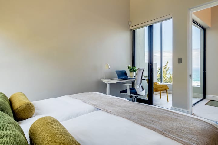 มองออกไปที่มหาสมุทรจากเตียงของคุณในห้องนอน 3 - และมีสำนักงานของคุณเองพร้อมวิวทะเล