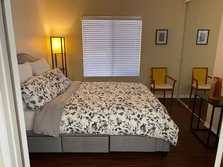 Dhoma e gjumit në katin e poshtëm ka karrige me rrota të përshtatshme për hapjen me dyer franceze që hapen brenda dhe në dysheme të sheshta. 