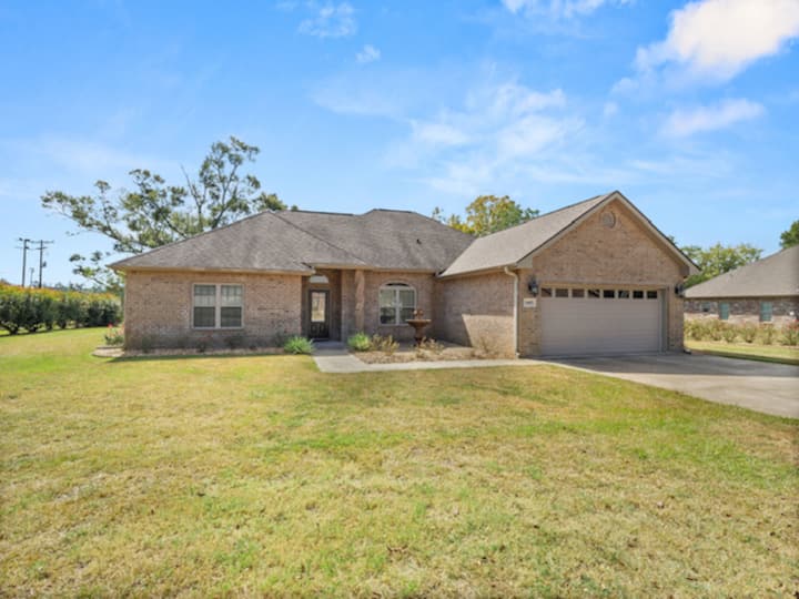 Beautiful 4 Bedroom House in Great Neighborhood