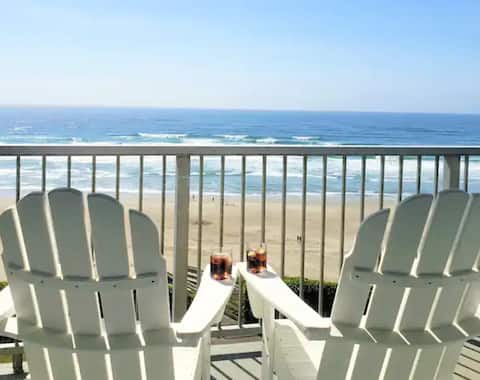 On the Beach! Walk everywhere. King Condo. Hot tub
