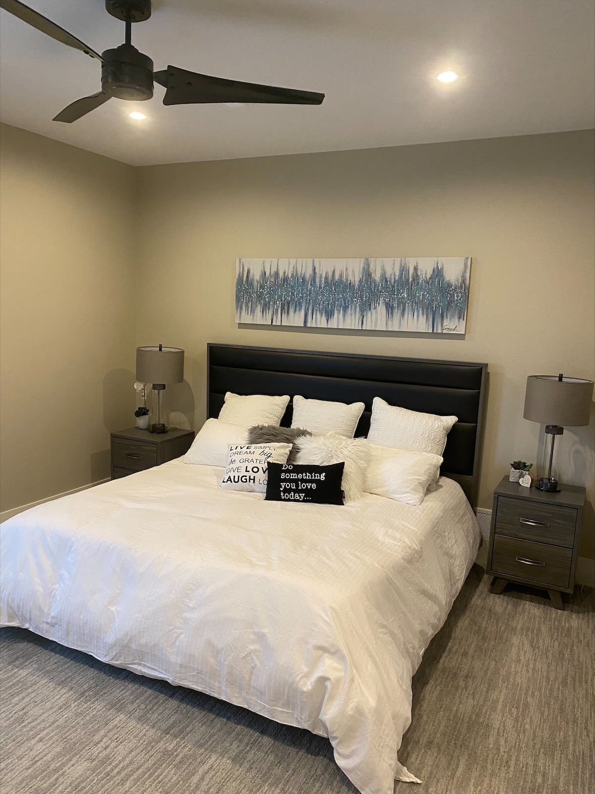 配备酒店床单和床上用品的加大双人床。 