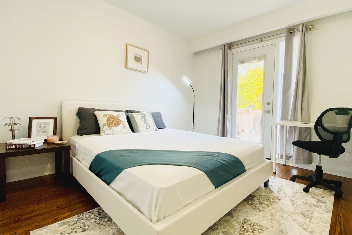 Dormitorio totalmente renovado con terraza y vistas a la piscina.