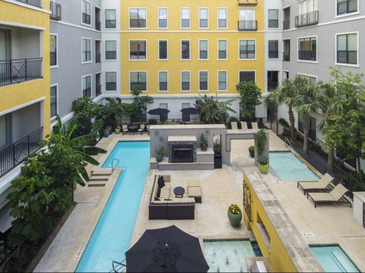 Modern huge loft one block away from Westhiemer Loftovi za najam