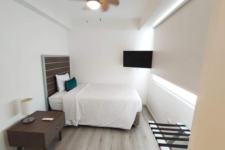 Dhoma #2 me krevat dopio, TV dhe dollap. 