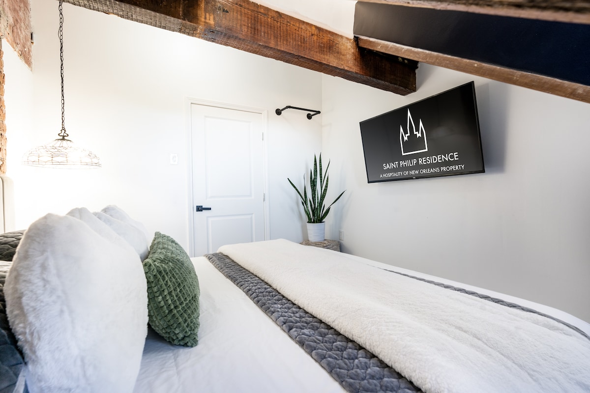 Second bedroom features king size bed and 55" Smart TV.