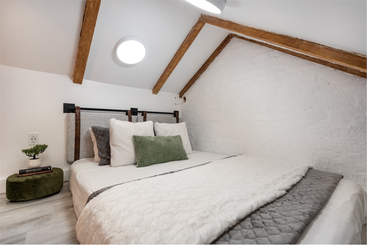 Spacious loft with queen size bed and hotel grade linens. *Must climb ladder*