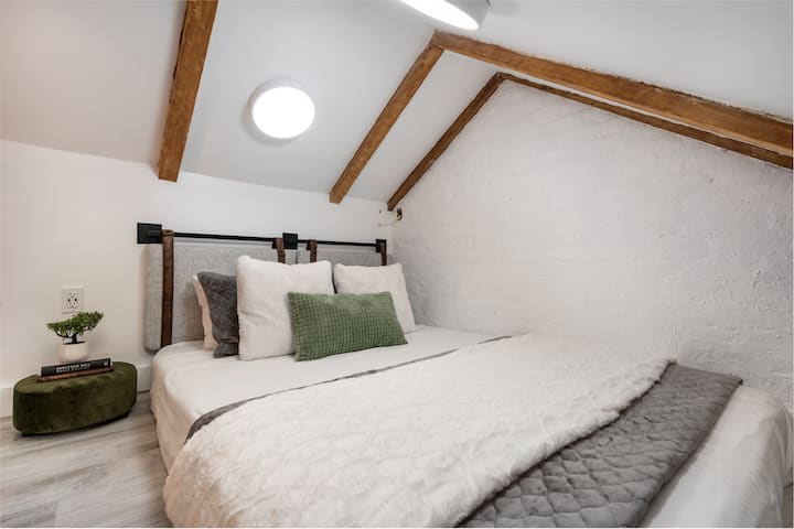 Spacious loft with queen size bed and hotel grade linens. *Must climb ladder*