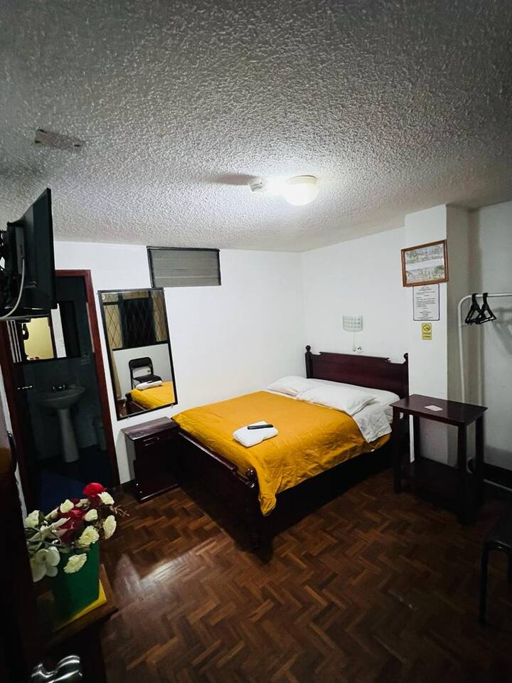 Single Hotel Room with Parking Hotels for Rent in Quito, Pichincha