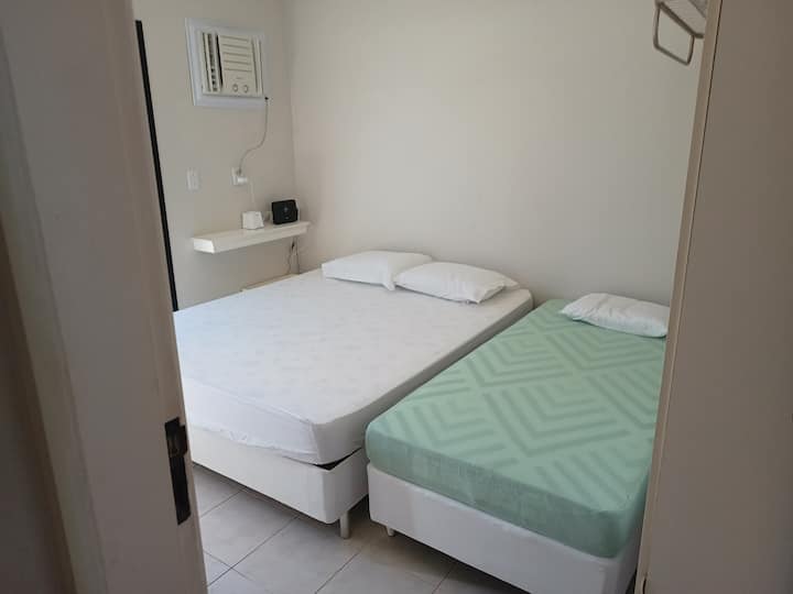 ห้องนอน 2 - เตียงควีนไซส์เตียงเดี่ยวหมอนตู้เสื้อผ้า Wi-Fi ระเบียงด้านข้าง