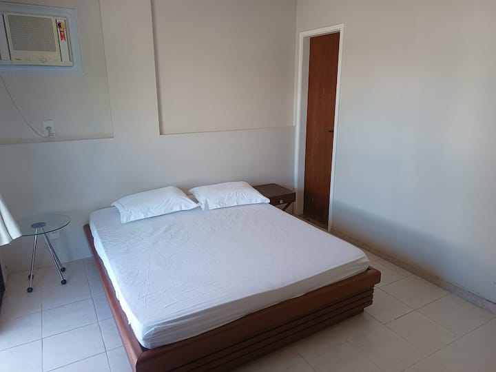 ห้องสวีท - เตียงควีนไซส์ที่นอนเสริมหมอนเครื่องปรับอากาศพัดลมเพดานโต๊ะข้างเตียงทีวีสมาร์ท 32 "ตู้เสื้อผ้าระเบียง