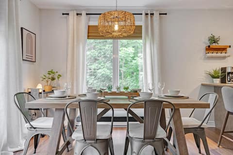 The Hill Suite | Ski-In/Out +Balcony Fire Ambiance