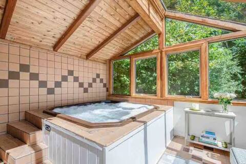 Waterfront Guest Suite with Indoor Hot Tub