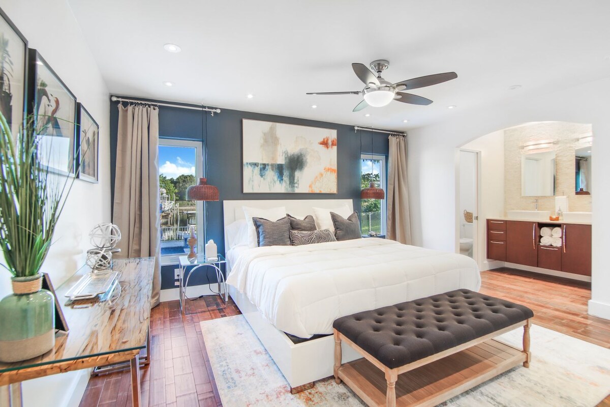 キングサイズベッド、ウォークインクローゼット、エンスイートバスルーム付き主寝室