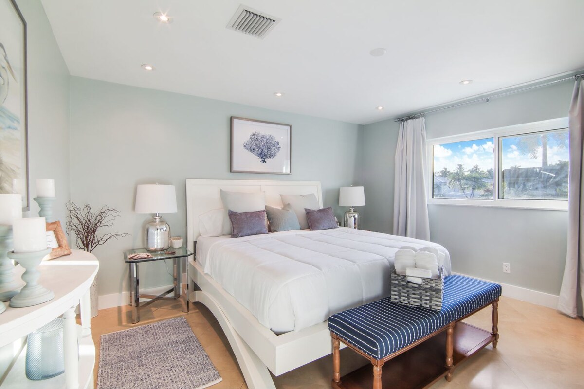 キングサイズベッドを備えたセカンドベッドルーム