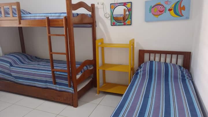 1ère chambre : 2 lits superposés, lit double et lit de célibataire. Dans cette grande chambre peut accueillir 6 personnes.