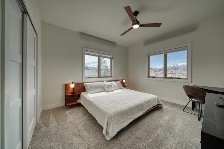 سرير مريح وخزانة ملابس كبيرة وتلفزيون ذكي مع مكبر صوت ومضخم صوت ومقابس بجانب السرير ومنفذ شحن USB ومكتب عمل وستائر تعتيم للنافذة وحمام كامل خاص.