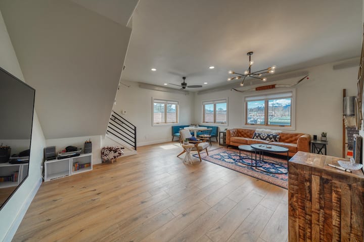 منطقة معيشة واسعة للاسترخاء بعد يوم من المغامرات أو التسوق.  يشمل تلفازًا ذكيًا ومشغل أسطوانات ومكبر صوت بلوتوث.  الوصول إلى نصف حمام.