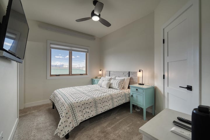 سرير مريح وخزانة ملابس وتلفزيون ذكي مع مكبر صوت ومضخم صوت ومقابس بجانب السرير ومنفذ شحن USB وستائر تعتيم للنافذة وحمام كامل خاص مع حوض استحمام عميق.