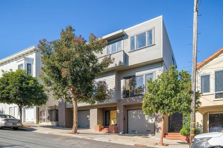 Breathtaking Views in Central SF w/parking gallery image 2