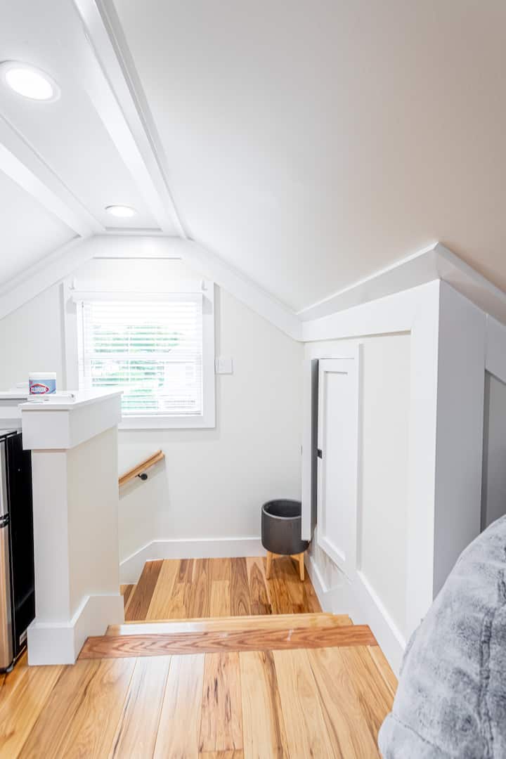 Помещението на тавана е изпълнено с естествена светлина 