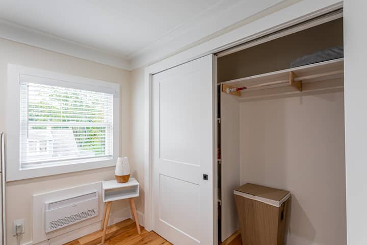 Закачете багажа си и всичките си нови покупки в просторния килер