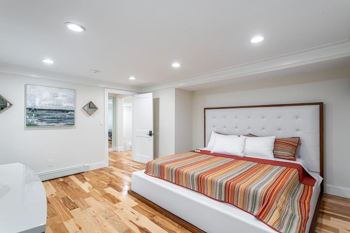 Усещане за събуждане, освежено в просторната родителска спалня 